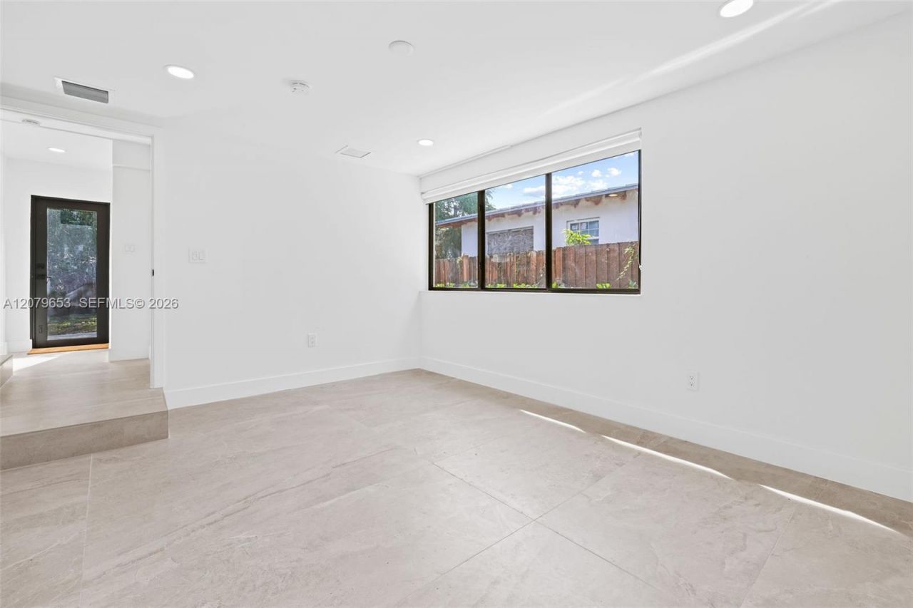 912 NE 82nd St , Miami, FL 33138 Photo
