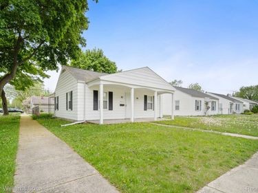 19214 Roscommon Street , Harper Woods, Mi 48225