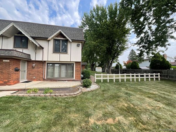 32450 Barclay Square , Warren, Mi 48093
