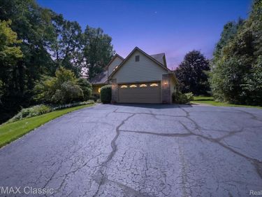 6280 Whispering Meadows Drive, White Lake Township, Mi 48383