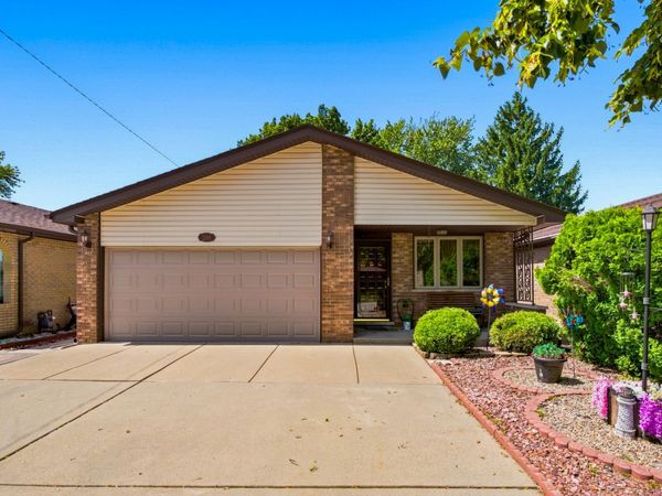 288 Escanaba Avenue , Calumet City, IL 60409