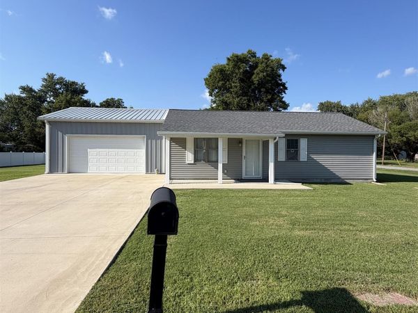 111 E DIVISION Street, Royalton, IL 62983