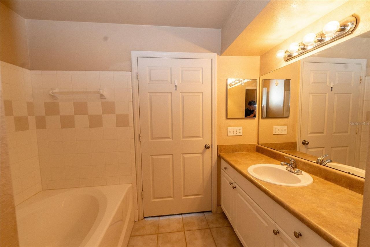5511 Rosehill Road, Unit 203, Sarasota, FL 34233 Photo