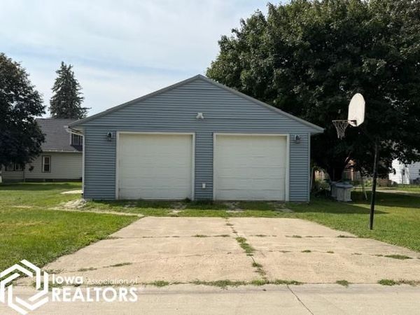 290 1St Street NE, Britt, IA 50423