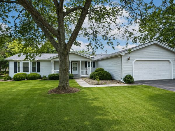 9 Hialeah Court , Grayslake, IL 60030