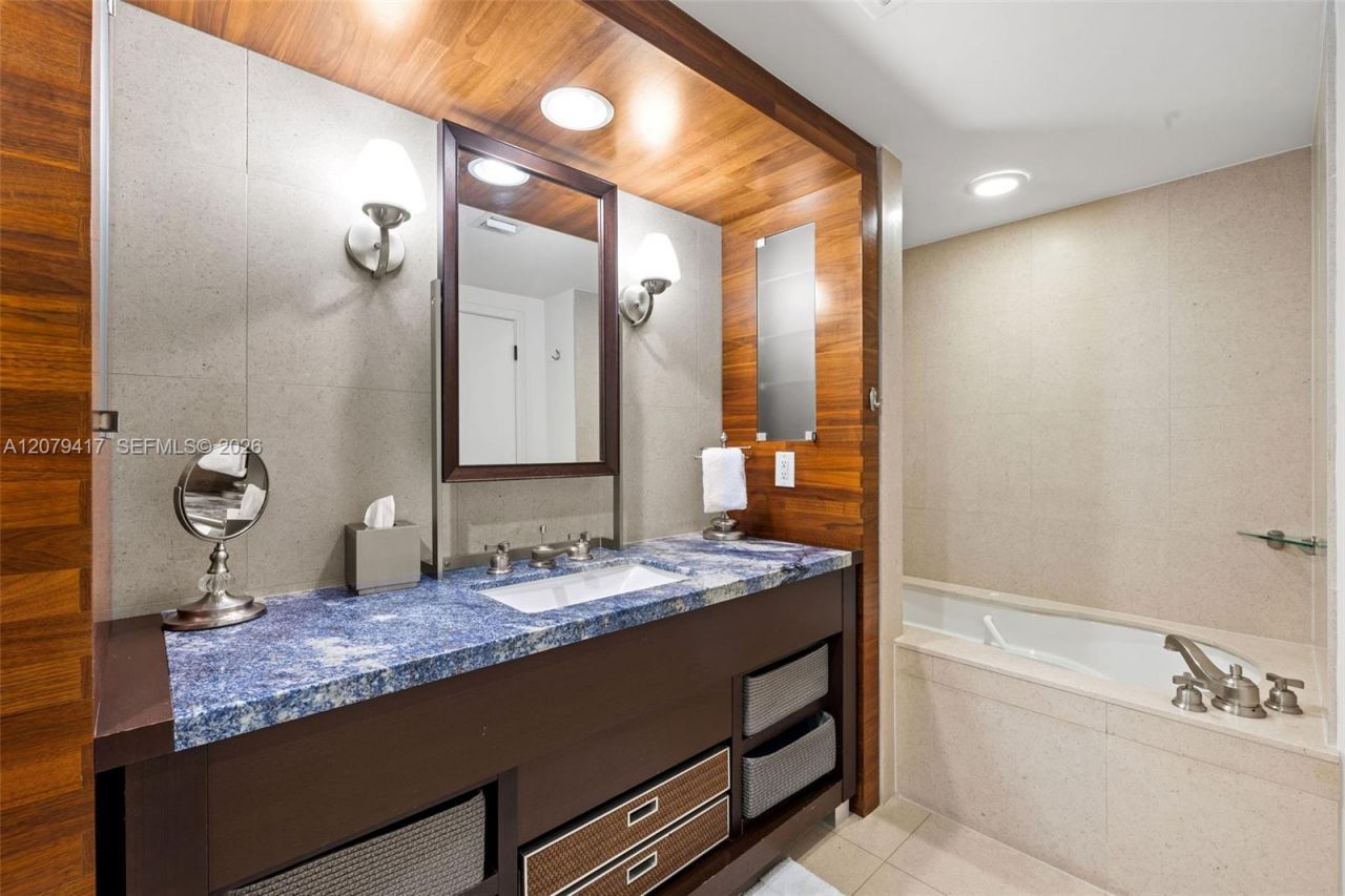 6801 Collins Ave, Unit 1401, Miami Beach, FL 33141 Photo