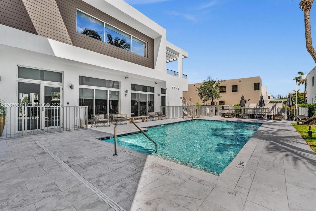 9870 NW 74th Ter, Doral, FL 33178 Photo