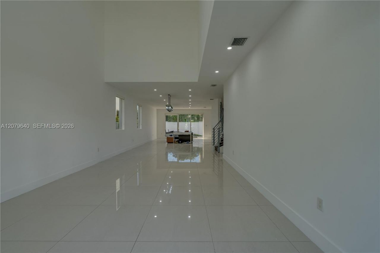 9870 NW 74th Ter, Doral, FL 33178 Photo