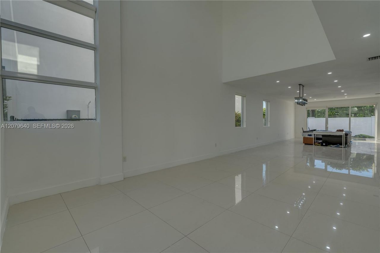 9870 NW 74th Ter, Doral, FL 33178 Photo