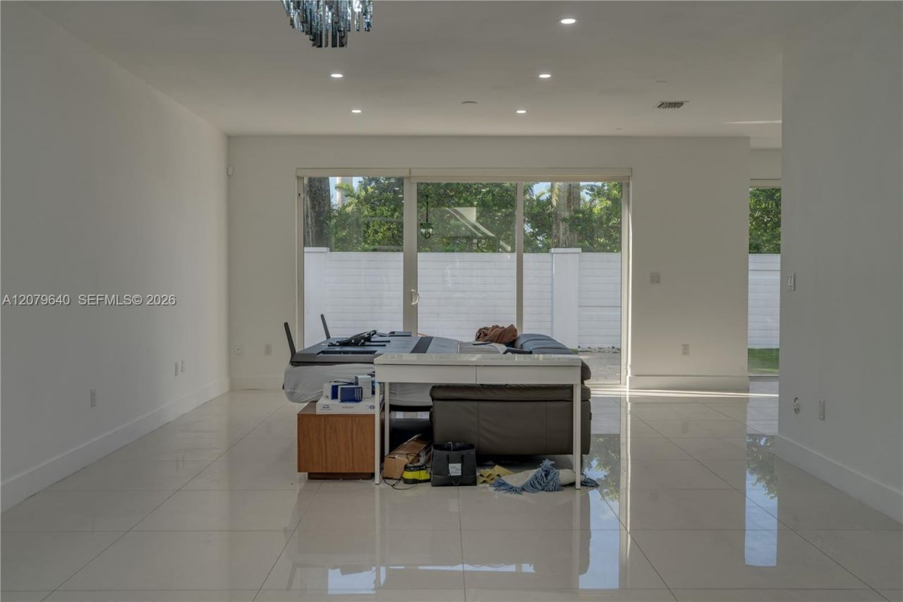 9870 NW 74th Ter, Doral, FL 33178 Photo