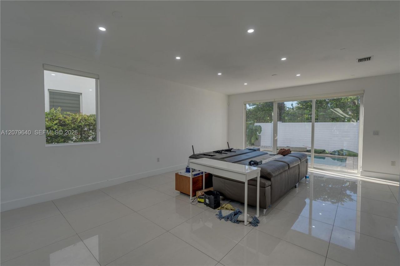9870 NW 74th Ter, Doral, FL 33178 Photo
