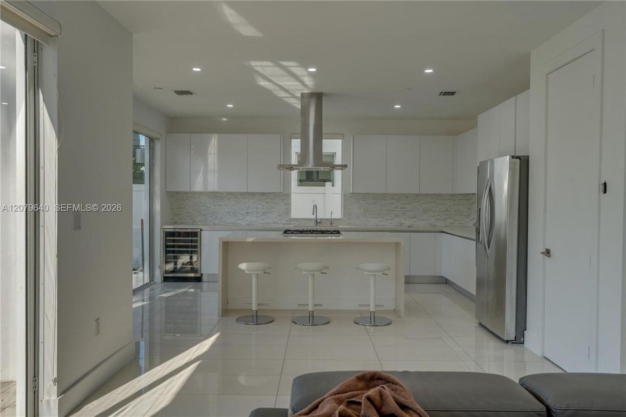 9870 NW 74th Ter, Doral, FL 33178 Photo