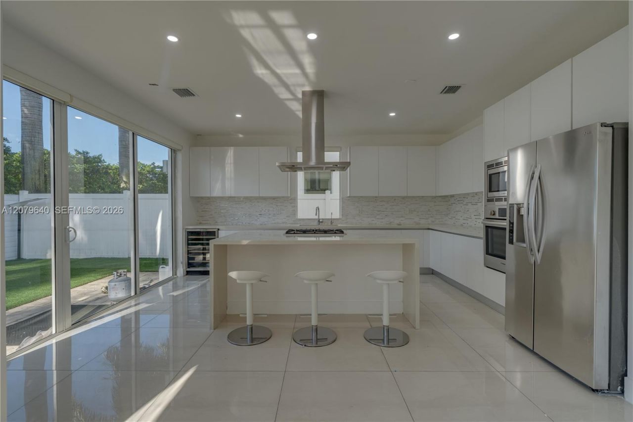 9870 NW 74th Ter, Doral, FL 33178 Photo