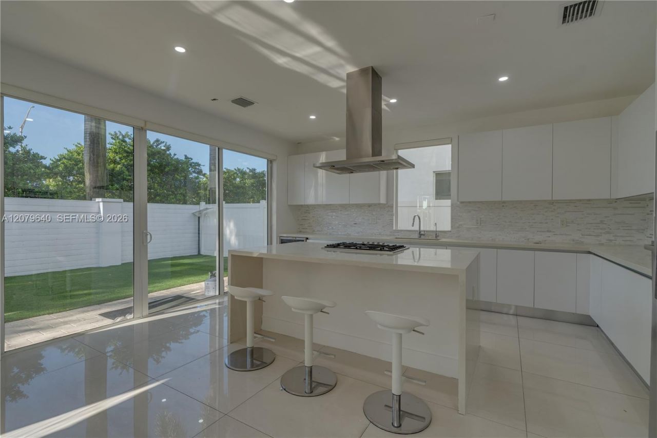 9870 NW 74th Ter, Doral, FL 33178 Photo