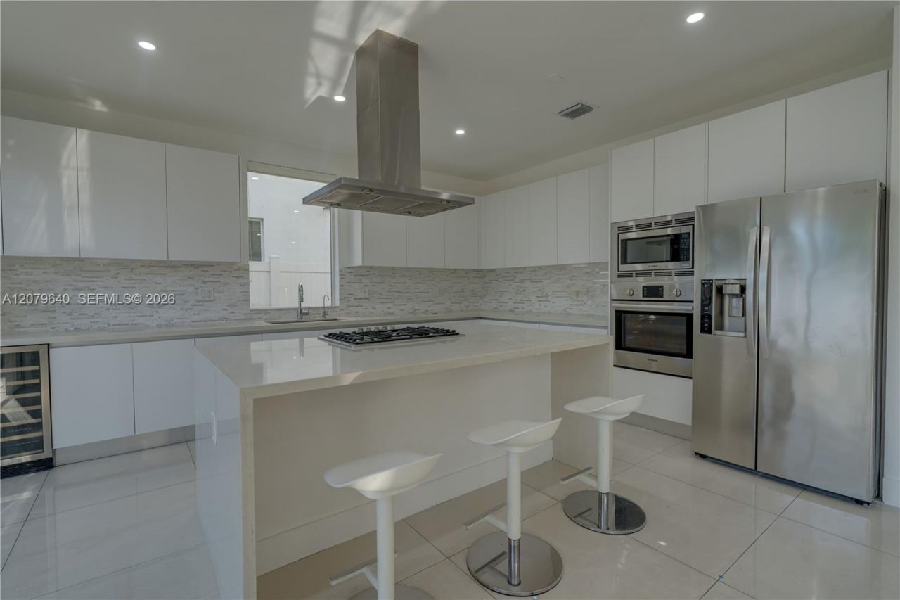 9870 NW 74th Ter, Doral, FL 33178 Photo