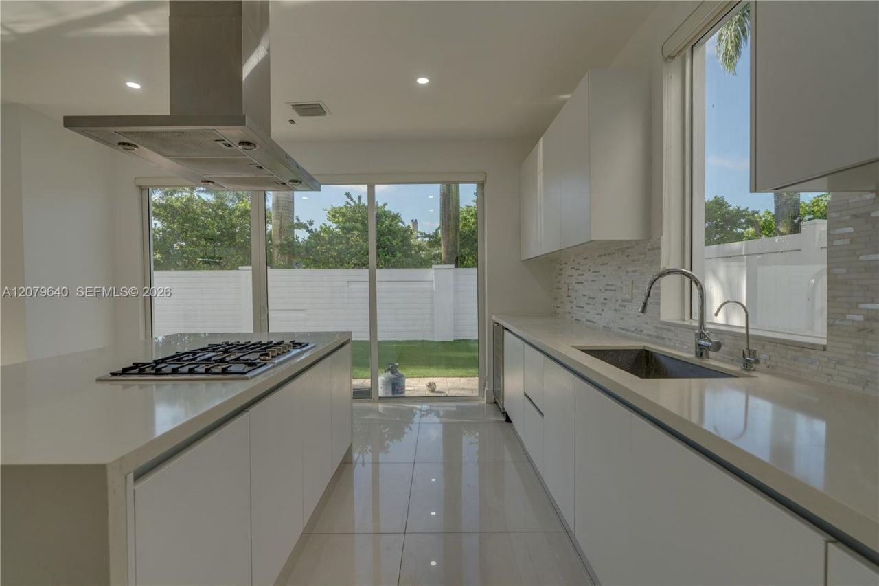 9870 NW 74th Ter, Doral, FL 33178 Photo