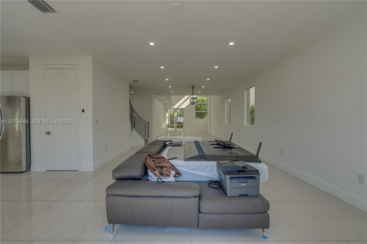 9870 NW 74th Ter, Doral, FL 33178 Photo