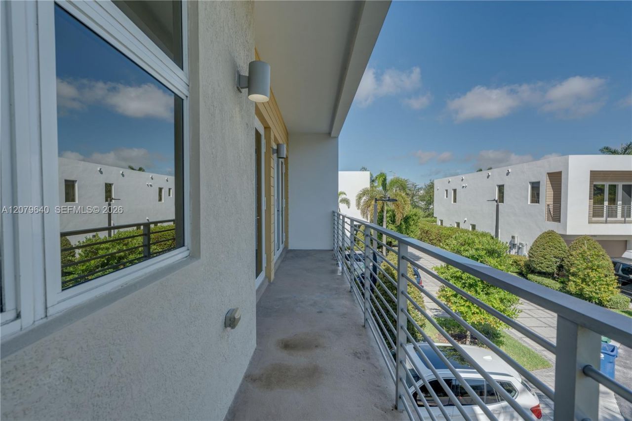 9870 NW 74th Ter, Doral, FL 33178 Photo