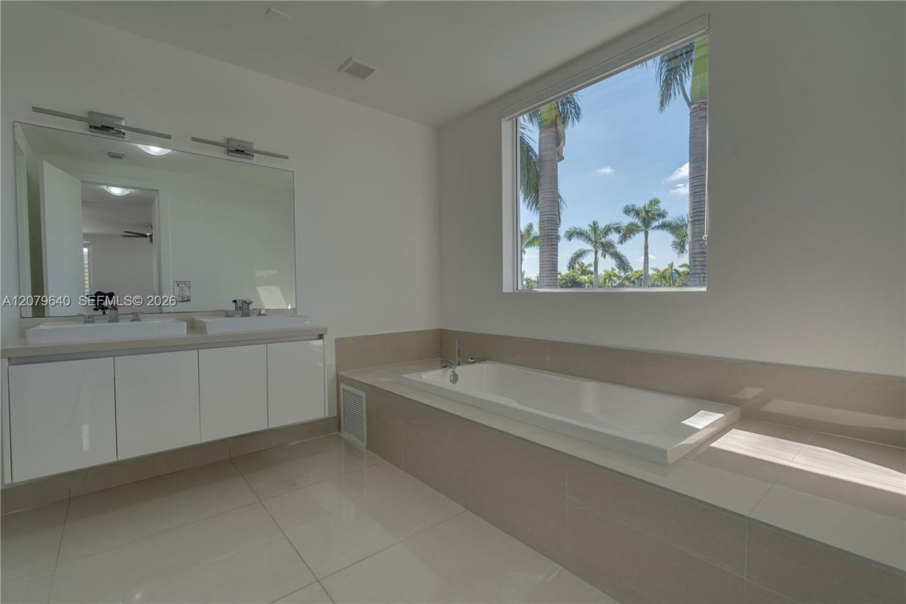 9870 NW 74th Ter, Doral, FL 33178 Photo
