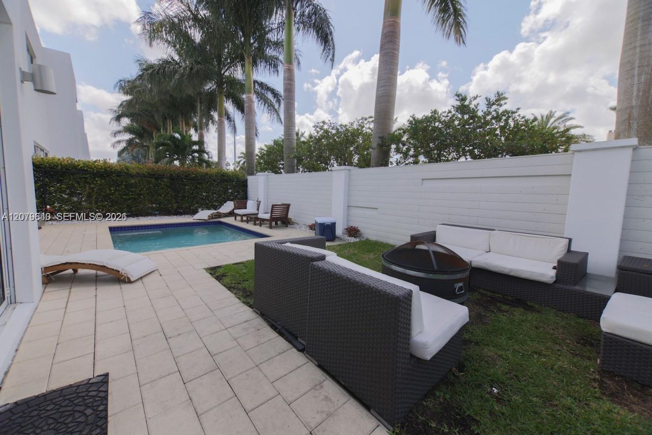 9870 NW 74th Ter, Doral, FL 33178 Photo