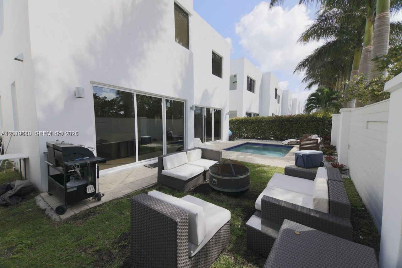 9870 NW 74th Ter, Doral, FL 33178 Photo