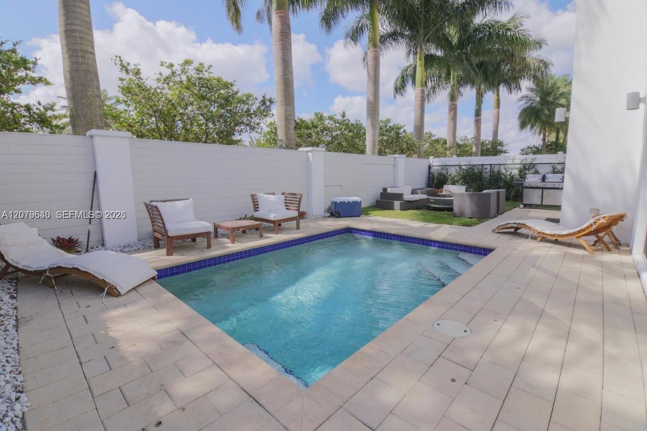 9870 NW 74th Ter, Doral, FL 33178 Photo