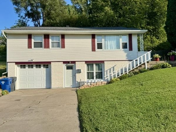 1117 Briarcliff Lane , Clinton, IA 52732