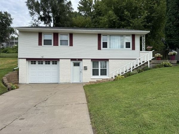 1117 Briarcliff Lane, Clinton, IA 52732