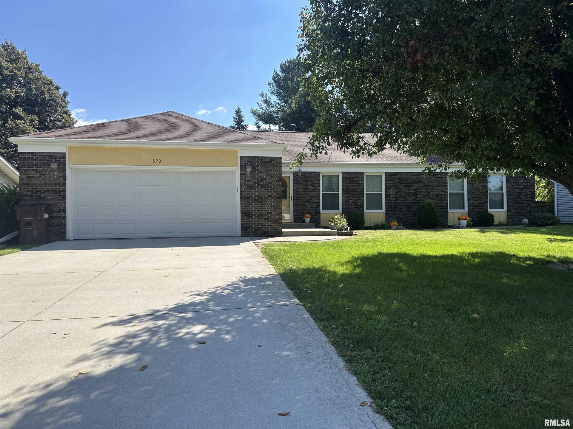 620 Blackhills Drive, Taylorville, IL 62568 Main Photo
