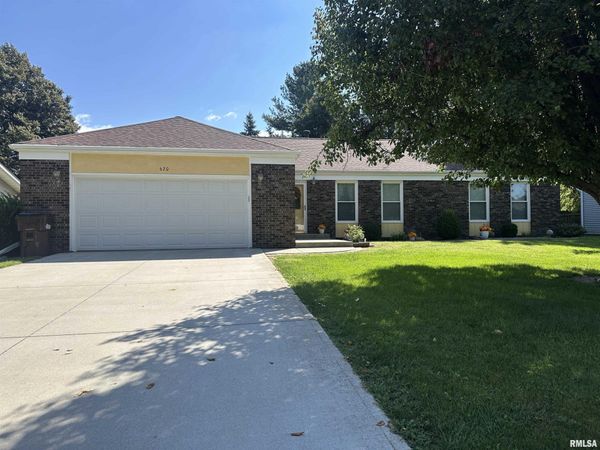 620 Blackhills Drive, Taylorville, IL 62568