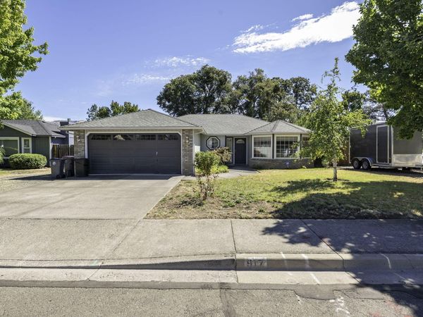 917 Rebecca Drive, Phoenix, OR 97535