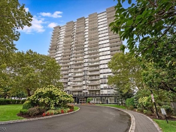 6050 Kennedy Blvd E, West New York, NJ 07093