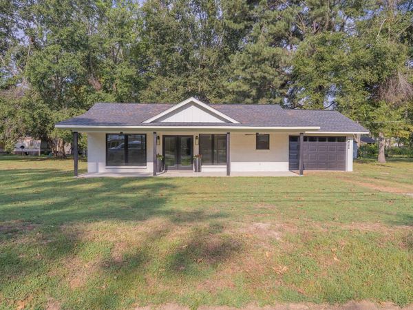 211 College Street, Batesville, MS 38606