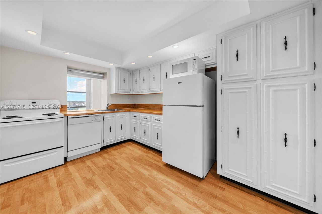 1000 Parkview Dr , Unit 925, Hallandale Beach, FL 33009 Photo