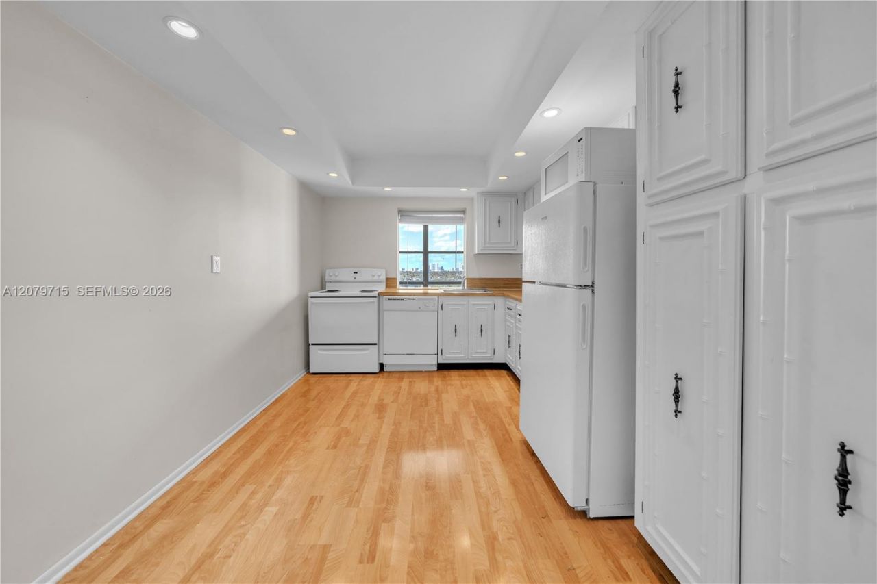 1000 Parkview Dr , Unit 925, Hallandale Beach, FL 33009 Photo