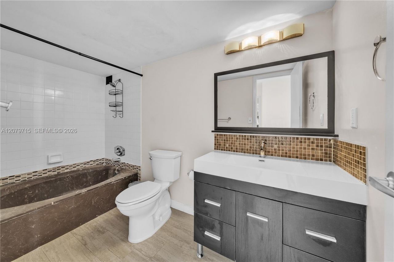 1000 Parkview Dr , Unit 925, Hallandale Beach, FL 33009 Photo