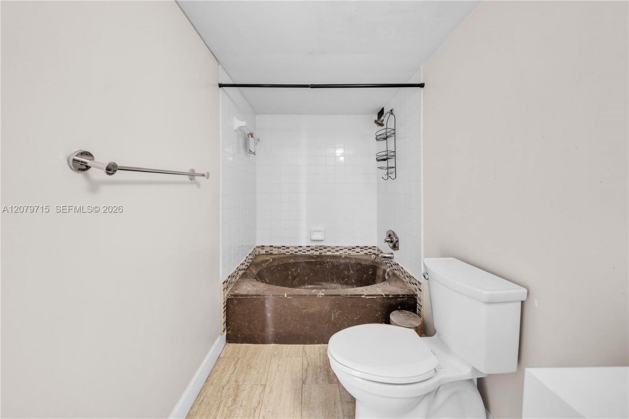1000 Parkview Dr , Unit 925, Hallandale Beach, FL 33009 Photo