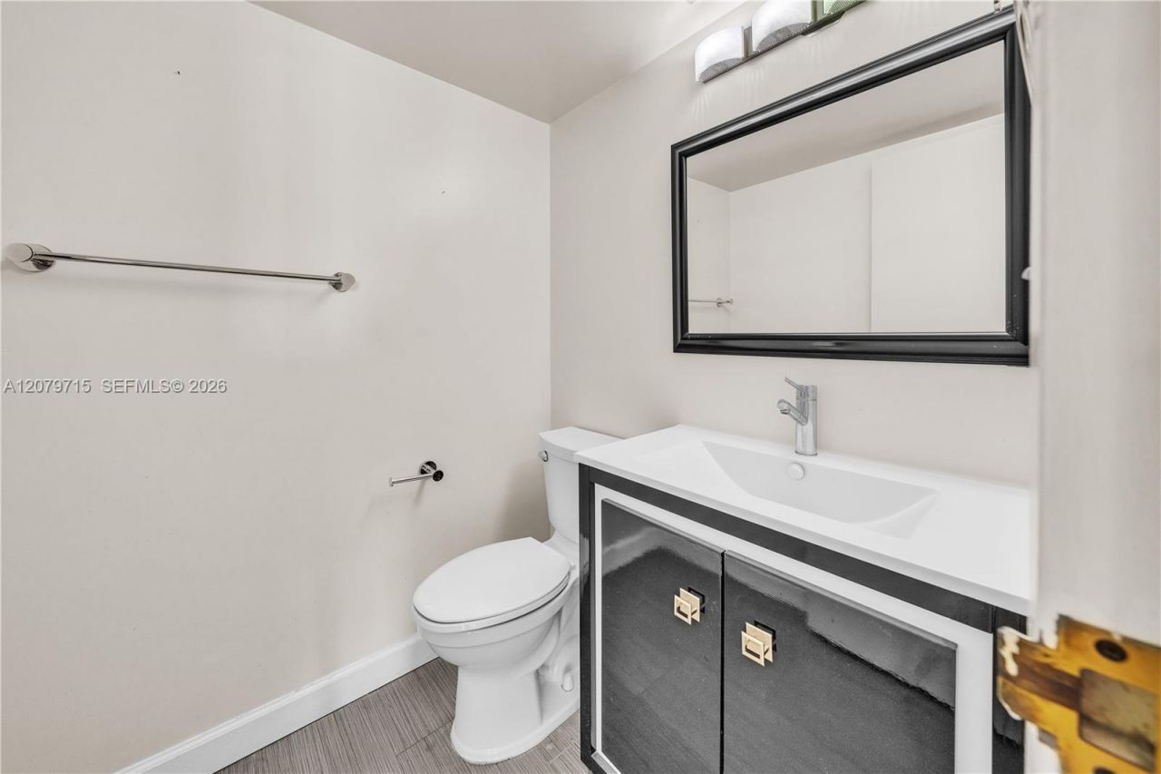 1000 Parkview Dr , Unit 925, Hallandale Beach, FL 33009 Photo