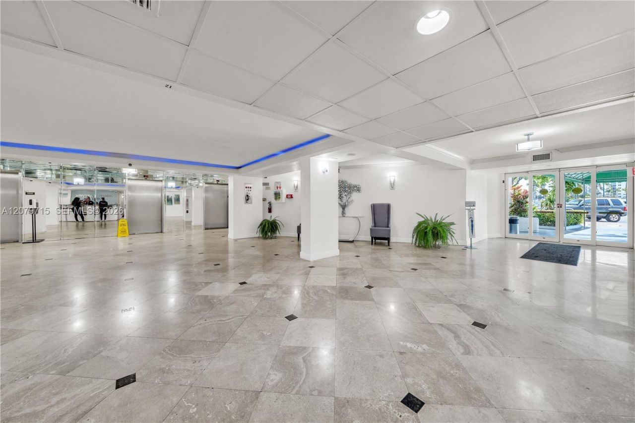 1000 Parkview Dr , Unit 925, Hallandale Beach, FL 33009 Photo