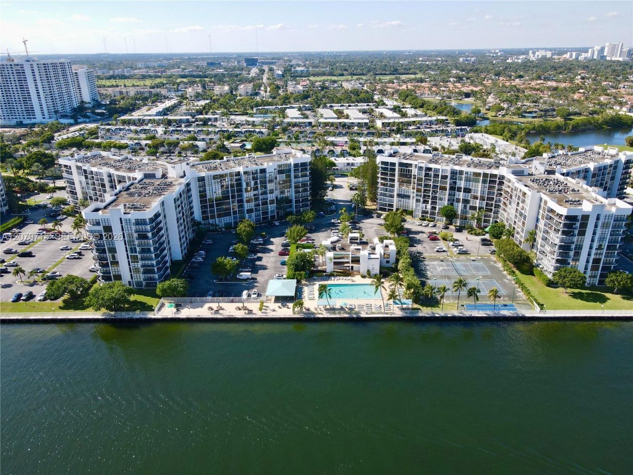 1000 Parkview Dr , Unit 925, Hallandale Beach, FL 33009 Photo