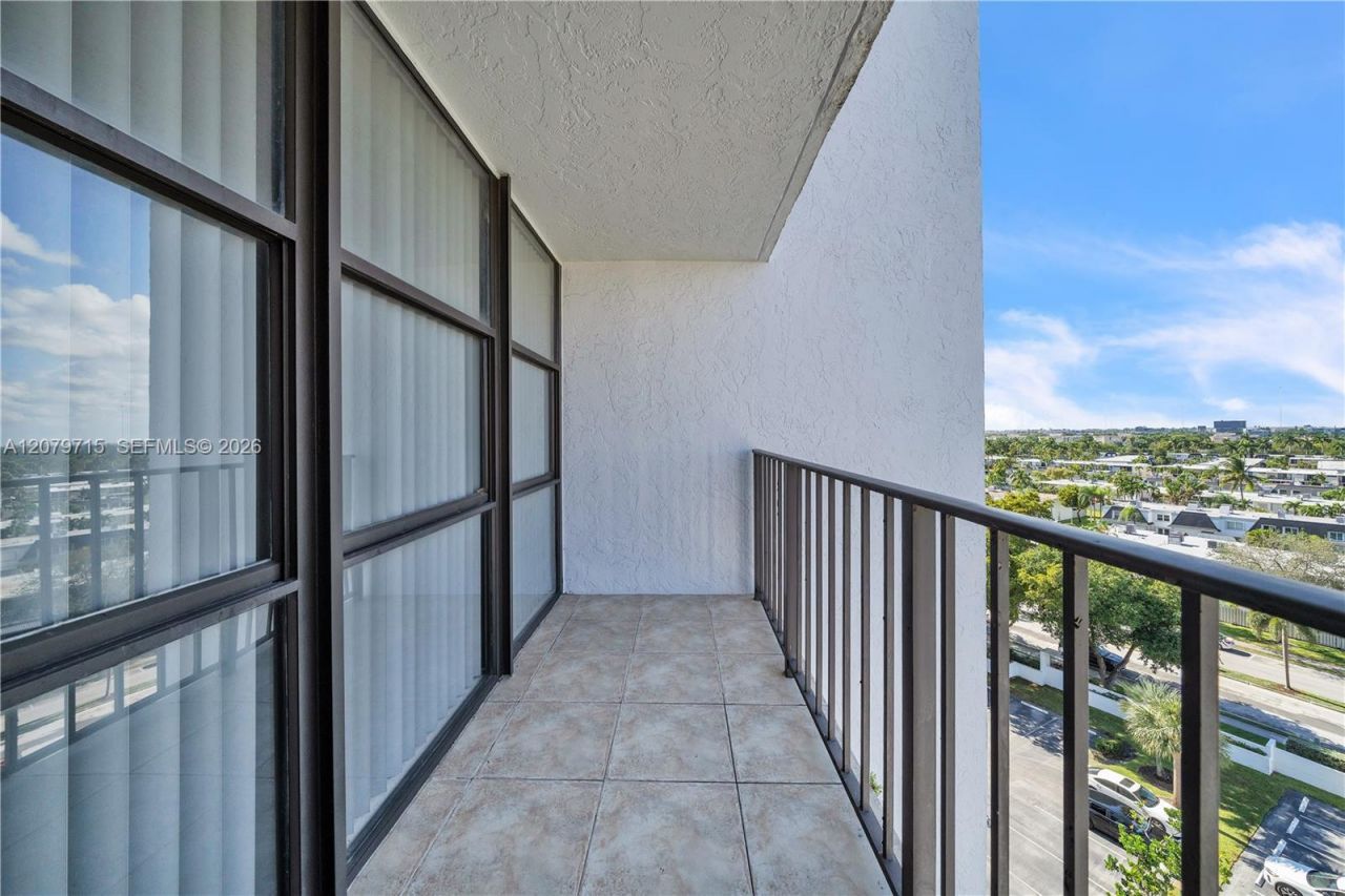 1000 Parkview Dr , Unit 925, Hallandale Beach, FL 33009 Photo