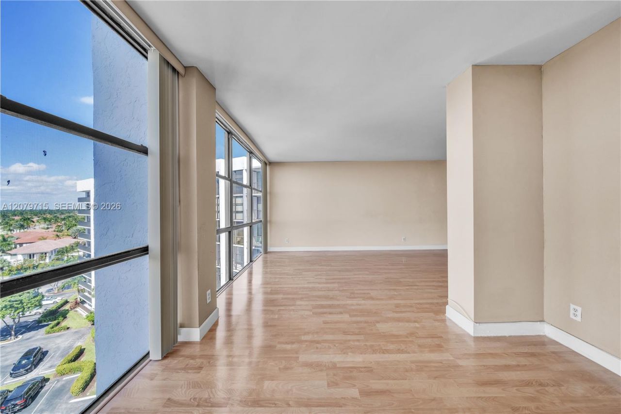 1000 Parkview Dr , Unit 925, Hallandale Beach, FL 33009 Photo
