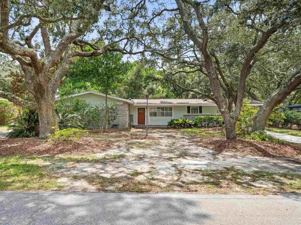 121 Gilmore Dr, Gulf Breeze, FL 32561