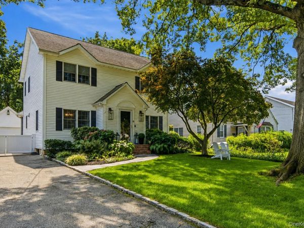 11 Bayside Avenue, Port Washington, NY 11050