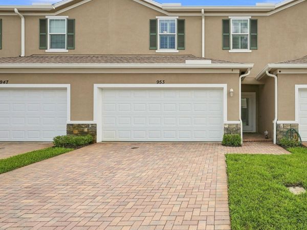 953 NE Trailside Run, Port St. Lucie, FL 34983