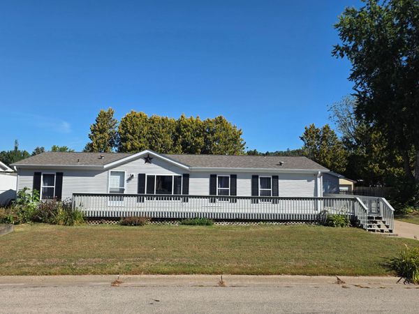 320 6th Avenue NE, Plainview, MN 55964