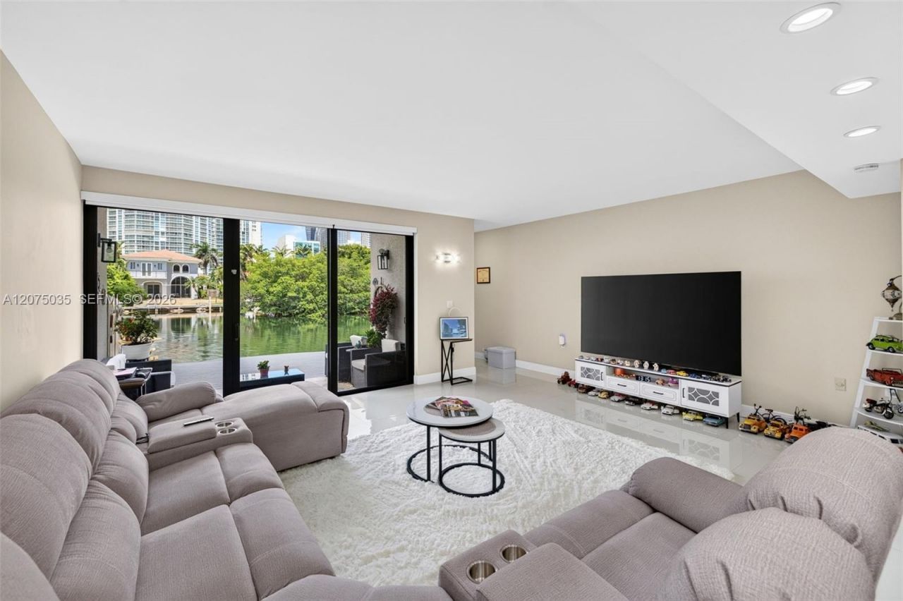 203 Poinciana Dr , Unit 103, Sunny Isles Beach, FL 33160 Photo
