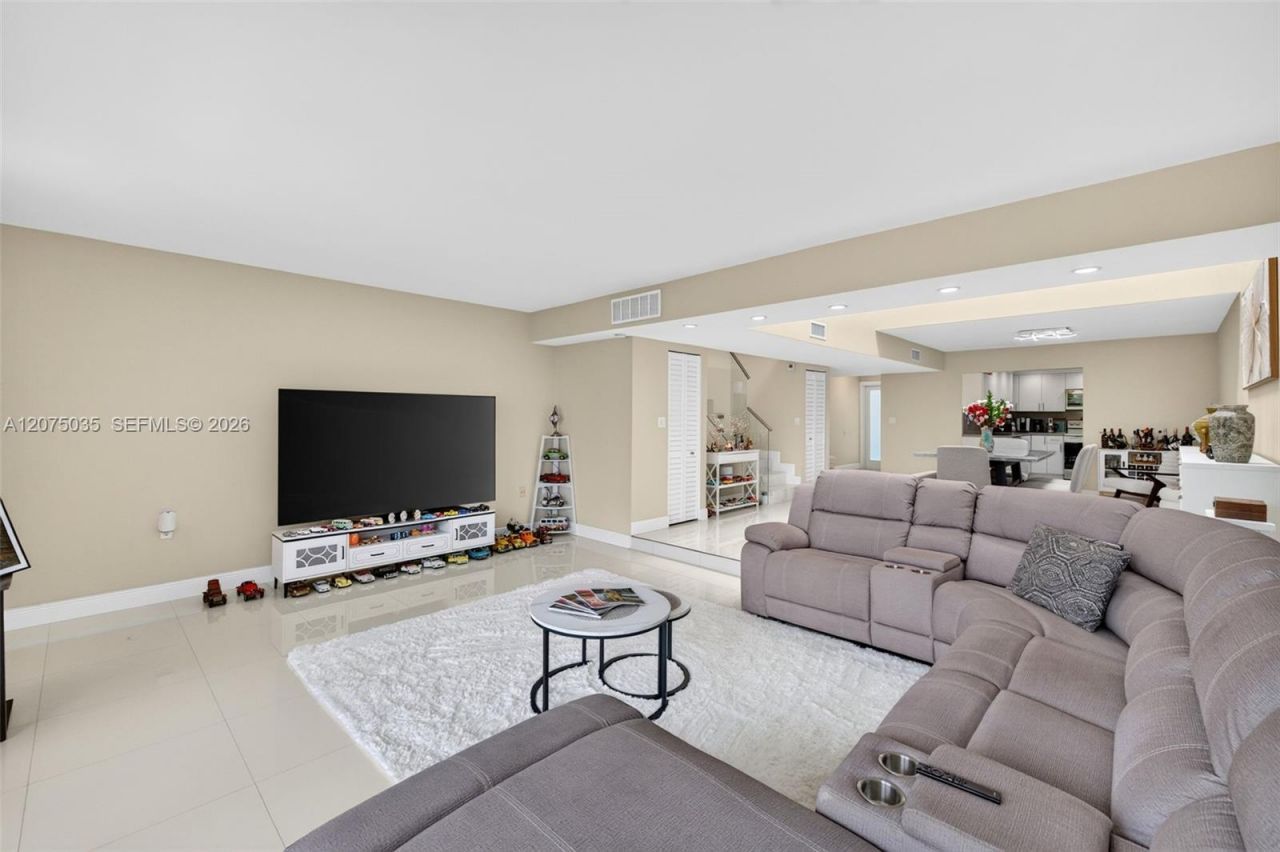 203 Poinciana Dr , Unit 103, Sunny Isles Beach, FL 33160 Photo