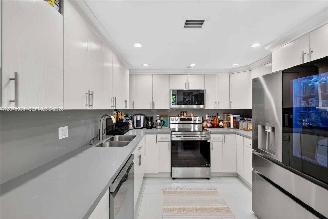 203 Poinciana Dr , Unit 103, Sunny Isles Beach, FL 33160 Photo