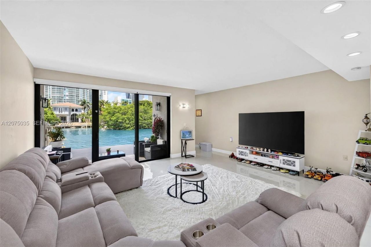 203 Poinciana Dr, Unit 103, Sunny Isles Beach, FL 33160 Photo
